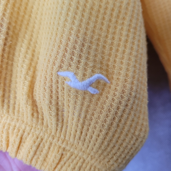 ⭐️Hollister Boyfriend T-Shirt⭐️ - Picture 3 of 3